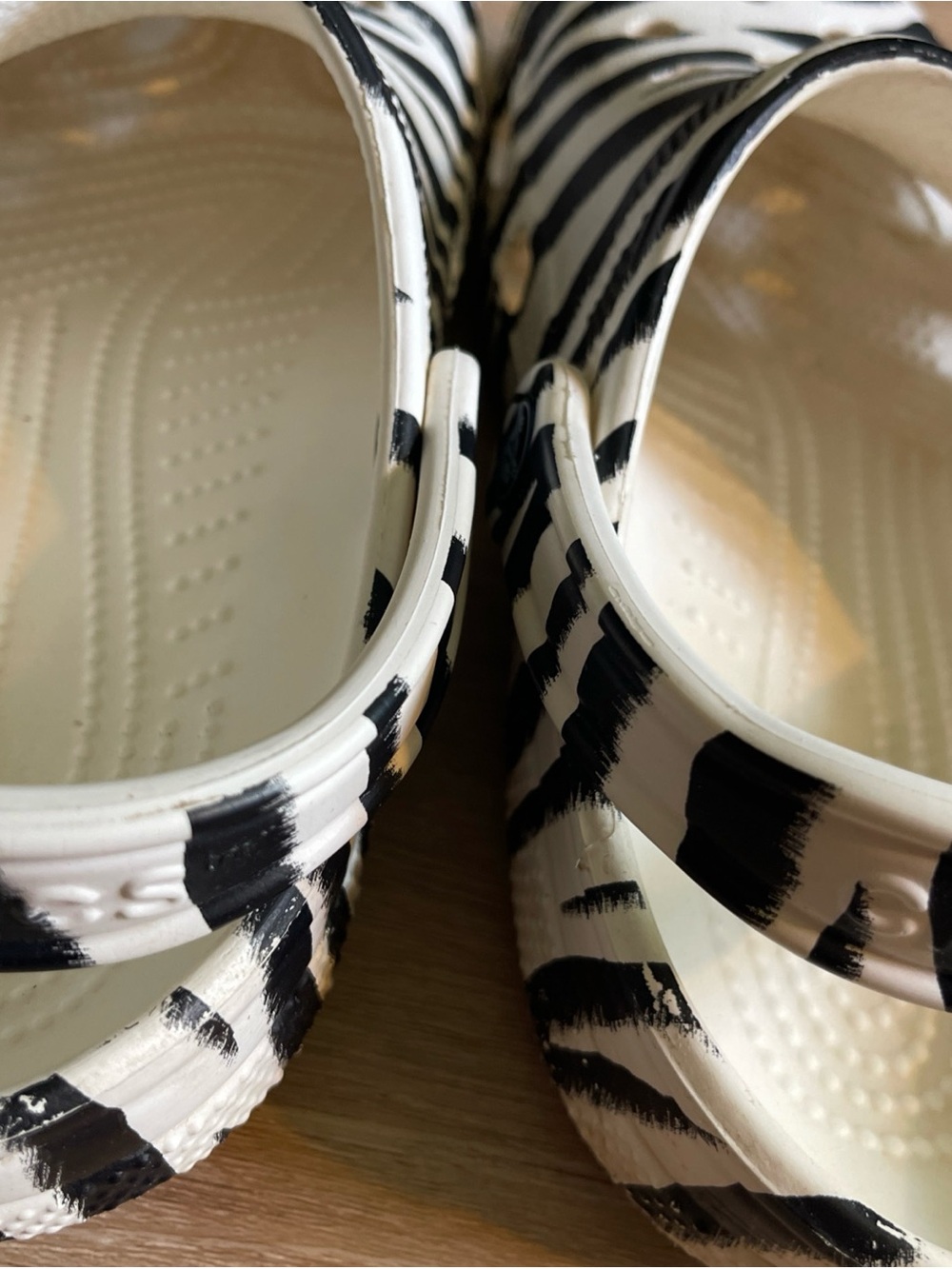 CROCS Black and White Zebra Stripe Animal Print Slip on Clogs Women’s 8 Men’s 6 - Picture 6 of 8